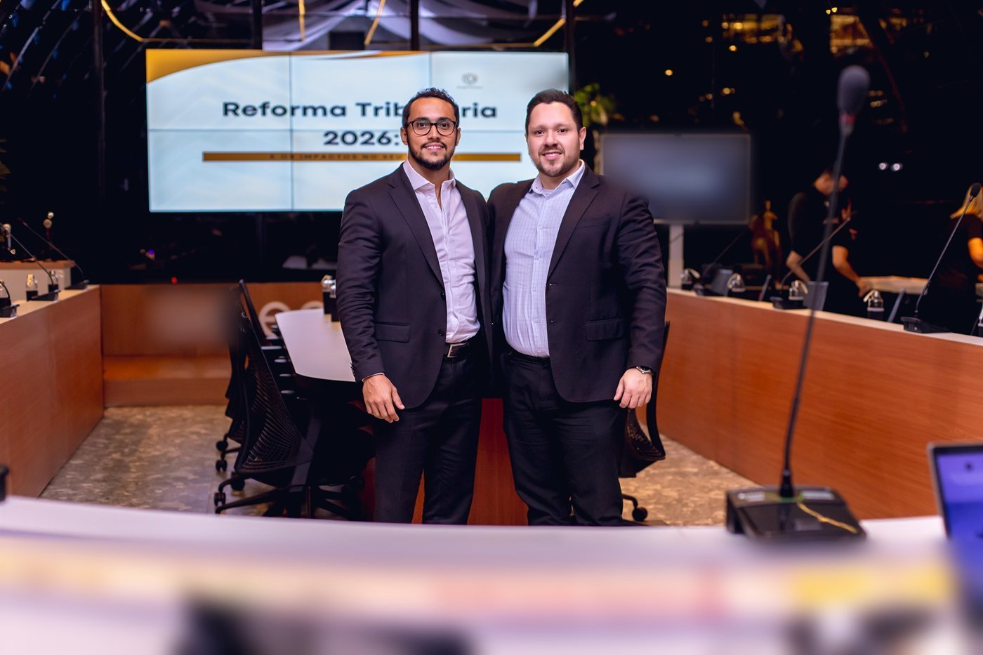 Os sócios fundadores Yvan Arruda e Jorge Silveira, de terno, no evento sobre a Reforma Tributária 2026